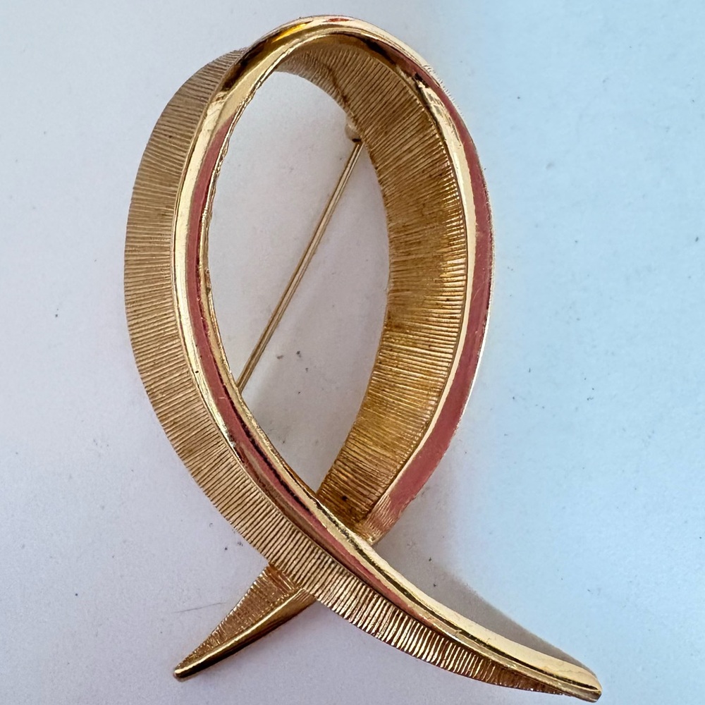 Monet vintage Gold tone Ribbon Brooch